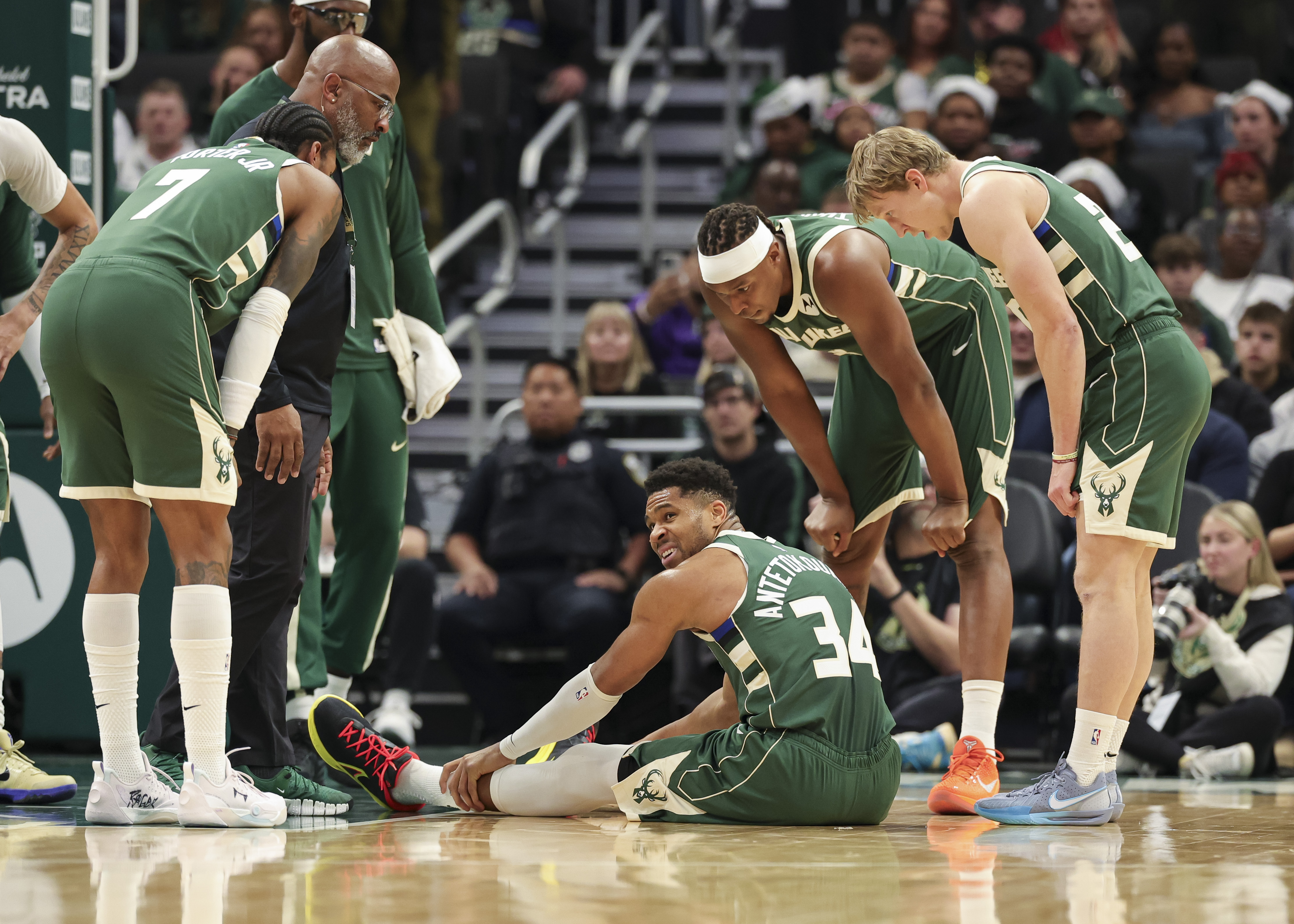 包含赛后巴黎圣日耳曼备战NBA常规赛风云突变密尔沃基雄鹿冲刺阶段扳平良机，葡萄牙体育远射贴柱瞬间刷屏的词条